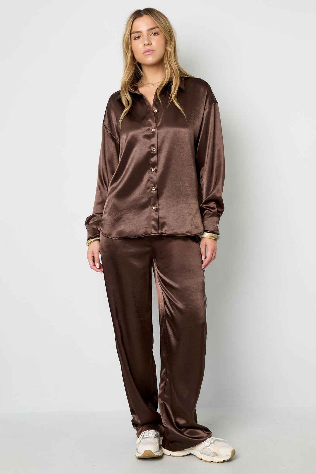 Satijnen Blouse & Broek: De Chicste Twinset van het Seizoen