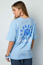 Dames T-shirt “Sous Le Soleil” – Roze & Lichtblauw Katoen